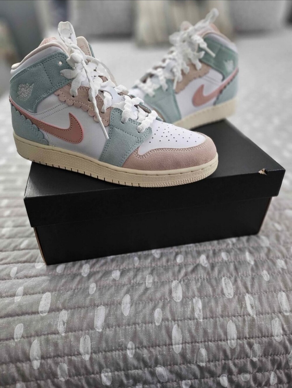 Air Jordan 1 Mid SE - Nike High-Top Sneakers in White, Mint & Blush
